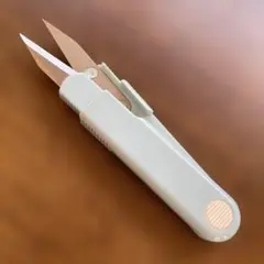 薄い青色の糸切りばさみ