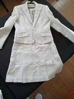 ｋｒｏｎｅ ホワイト スーツ ジャケットとスカートのセット