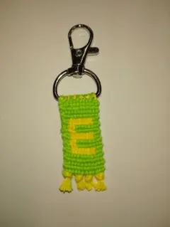 ハンドメイドミサンガイニシャルキーホルダー　E