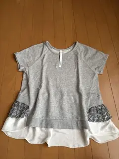 スピックアンドスパン　レース付きフリル裾Tシャツ グレーのサムネイル