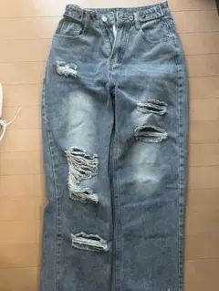 ダメージ加工ライトブルーデニムパンツ