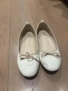 ホワイトリボン付きバレエシューズ