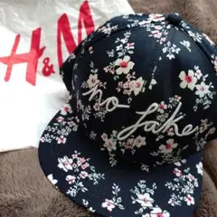 H&M フラワープリント キャップ 'no fake' ブラックのサムネイル