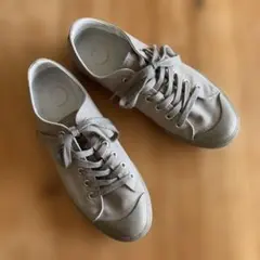 グレー スニーカー