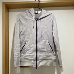 TATRAS フード付きライトグレー マウンテンパーカー