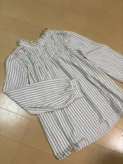 ストライプ柄長袖シャツ フリル付き