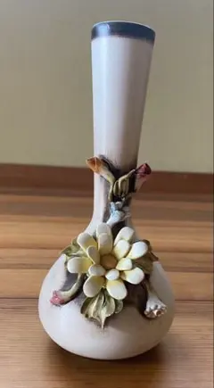 花の装飾が施された陶器製花瓶