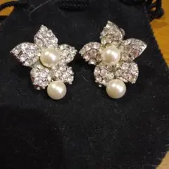 美品　揺れる花形クリスタルパールイヤリング