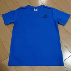 アディダスのTシャツ