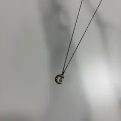 月の形状 ストーン付き ネックレス