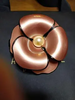 傷あり花型パール付きヘアアクセサリー