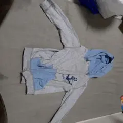 グレーと水色のフルジップパーカー 100cm