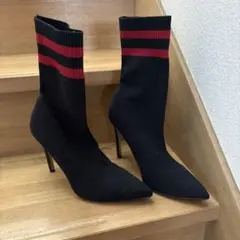 黒いニットブーツ 赤いストライプのサムネイル