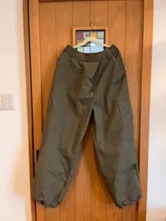 オリーブグリーンパンツ