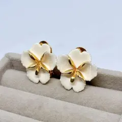 ホワイトフラワー モチーフ ゴールドカラー イヤリング