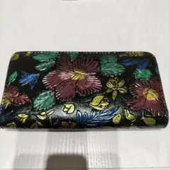 キラキラ綺麗なエンボス花柄長財布