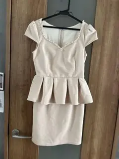 【dazzyQueen】ベージュ パール装飾 Vネック ペプラムドレス