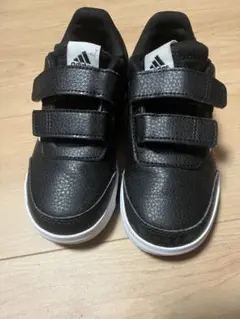 adidas 黒 ベルト付きキッズシューズ