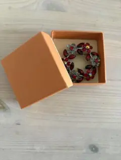 赤と銀色の花デザイン ブローチ