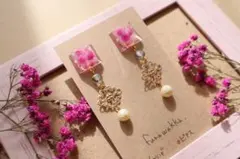 ドライフラワーかすみ草　レジンピアスピラミッド型　ピアス