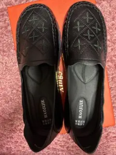 黒い刺繍入りフラットシューズ　24.5