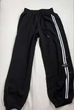 サイドボタン付き トラックパンツ