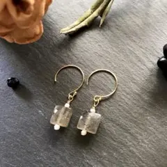 スクエアカット ラブラドライト と シードパール の 14Kgf 小ぶり ピアス