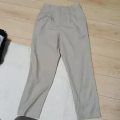 タック入り ベージュ カジュアルパンツ Mサイズ　ローリーズファーム