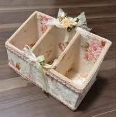 【値下げ中】花柄の小物入れ　3仕切り　収納ボックス　雑貨　ピンク　白色