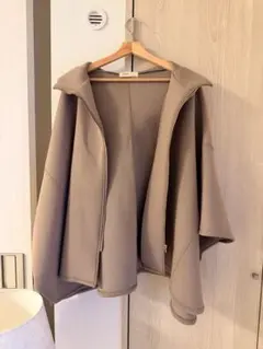 ベージュ フード付き パーカー　ケープコート