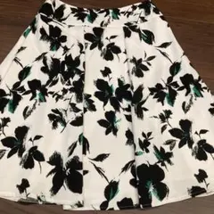 花柄プリーツスカート ひざ丈 白・黒・緑のサムネイル