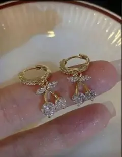 ライトストーンチェリー型ゴールドトーンピアス