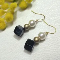 ハンドメイドピアス　670　　　　　　　スクエアビーズ
