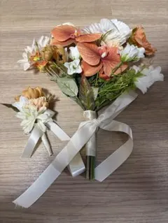 白とテラコッタカラーのウェディングブーケ ブートニア付き