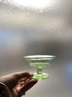 832 骨董 アンティーク 氷コップ ② ウランガラス 乳白 気泡 輪花 大正