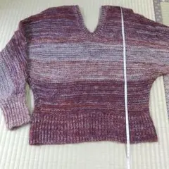 KBFアーバンリサーチワインレッド紫系グラデーション Vネックニット