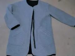 ボアとナイロンのリバーシブルロングコート　ノーカラー　ブルーグレー