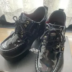 ヨースケ 黒エナメルの厚底レースアップシューズ