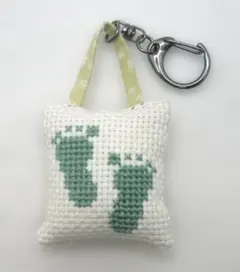 足跡キーホルダー　緑系／緑青色のクロスステッチ　バック型　ハンドメイド