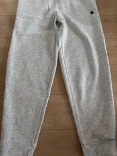 グレー スウェットパンツ ロゴ刺繍
