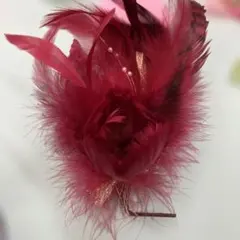 ワインレッドの羽根付きコサージュ
