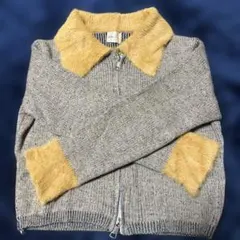 グレーとイエローのニットセーター