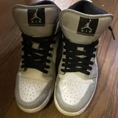 AIR Jordan1ミッドライトスモークグレー