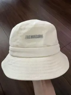 JACQUEMUS ホワイト バケットハットのサムネイル