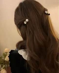 パールとクリスタル装飾付き黒ヘアピン