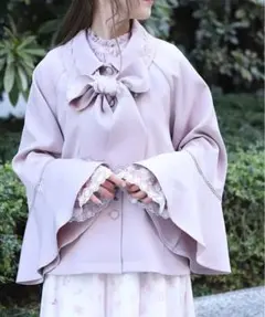 新品タグ付き★アクシーズファム★ 胸元リボンレース使いベルスリーブコートピンク