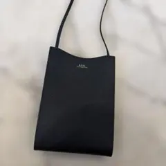 A.P.C. ブラックレザーショルダーバッグ　ネックポーチ