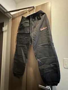 黒いワークパンツ エラスティックウエスト