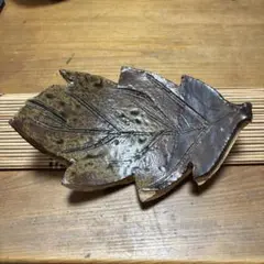 陶器の葉型皿　２色の釉薬掛けわけ