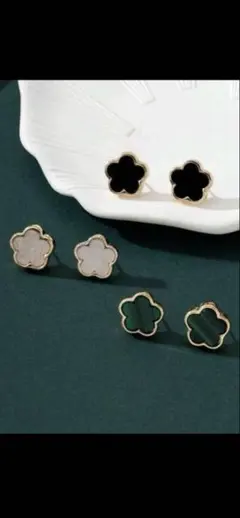 人気！クローバー☘ピアス　3色セット　黒　白　緑